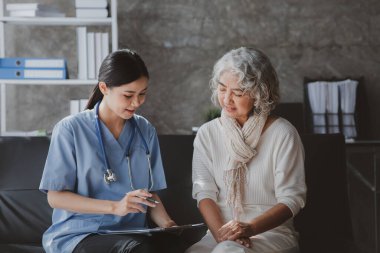 Doctors are talking to explain medication and health care to elderly patients, elderly people with underlying diseases need to be closely monitored by doctors and relatives. caring for the elderly.