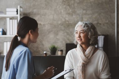 Doctors are talking to explain medication and health care to elderly patients, elderly people with underlying diseases need to be closely monitored by doctors and relatives. caring for the elderly.