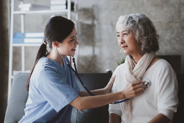 Doctors are talking to explain medication and health care to elderly patients, elderly people with underlying diseases need to be closely monitored by doctors and relatives. caring for the elderly.