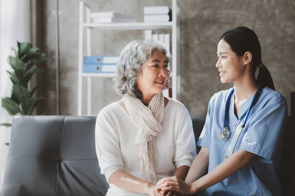Doctors are talking to explain medication and health care to elderly patients, elderly people with underlying diseases need to be closely monitored by doctors and relatives. caring for the elderly.
