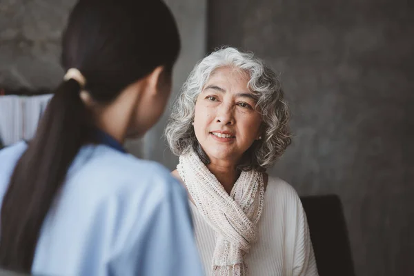 Doctors are talking to explain medication and health care to elderly patients, elderly people with underlying diseases need to be closely monitored by doctors and relatives. caring for the elderly.