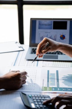 Satış departmanı bunu bölüm müdürüne götürmek için aylık bir toplantı yapıyor. Müdüre götürmeden önce hazırlanan belgelerin doğruluğunu kontrol ediyorlar.