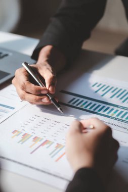 Satış departmanı bunu bölüm müdürüne götürmek için aylık bir toplantı yapıyor. Müdüre götürmeden önce hazırlanan belgelerin doğruluğunu kontrol ediyorlar.