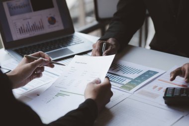 Satış departmanı bunu bölüm müdürüne götürmek için aylık bir toplantı yapıyor. Müdüre götürmeden önce hazırlanan belgelerin doğruluğunu kontrol ediyorlar.