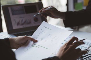 Satış departmanı bunu bölüm müdürüne götürmek için aylık bir toplantı yapıyor. Müdüre götürmeden önce hazırlanan belgelerin doğruluğunu kontrol ediyorlar.