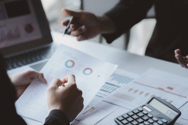 Satış departmanı bunu bölüm müdürüne götürmek için aylık bir toplantı yapıyor. Müdüre götürmeden önce hazırlanan belgelerin doğruluğunu kontrol ediyorlar.