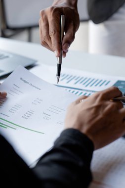 Satış departmanı bunu bölüm müdürüne götürmek için aylık bir toplantı yapıyor. Müdüre götürmeden önce hazırlanan belgelerin doğruluğunu kontrol ediyorlar.