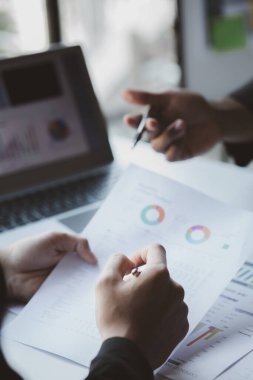 Satış departmanı bunu bölüm müdürüne götürmek için aylık bir toplantı yapıyor. Müdüre götürmeden önce hazırlanan belgelerin doğruluğunu kontrol ediyorlar.