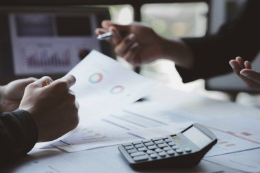 Satış departmanı bunu bölüm müdürüne götürmek için aylık bir toplantı yapıyor. Müdüre götürmeden önce hazırlanan belgelerin doğruluğunu kontrol ediyorlar.