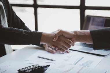 İş yatırımcıları el ele tutuşuyor, iki işadamı iş konusunda hemfikir ve başarılı bir pazarlıktan sonra el sıkışıyor. El sıkışmak Batının selamlaması ya da kutlamasıdır..