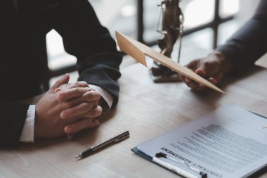 Attorneys or lawyers are advising clients in defamation cases, they are collecting evidence to bring charges against the parties for damages. The concept of defamation case counseling.