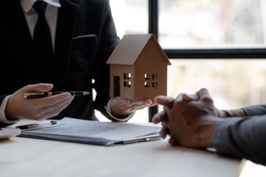 Emlakçılar, konut modellerini müşterilere ayrıntılı bir şekilde anlatma, evler ve satın alma kredileri hakkında bilgi verme ve sunma konularında açıklar. Gayrimenkul ticareti.