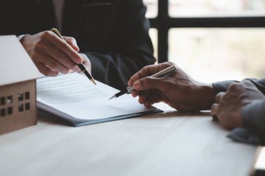 Emlakçılar, konut modellerini müşterilere ayrıntılı bir şekilde anlatma, evler ve satın alma kredileri hakkında bilgi verme ve sunma konularında açıklar. Gayrimenkul ticareti.