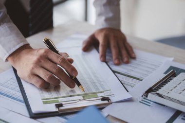 Satış departmanı bunu bölüm müdürüne götürmek için aylık bir toplantı yapıyor. Müdüre götürmeden önce hazırlanan belgelerin doğruluğunu kontrol ediyorlar.