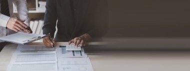 Girişimci şirket toplantılarının atmosferi, iş adamları yatırım finansmanlarını özetlemek ve planlamak için bir araya geliyorlar, şirketin kurucuları onlar. İş yönetimi kavramı.