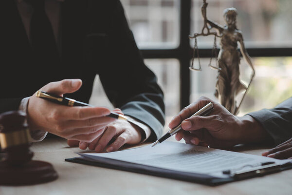 Адвокаты или адвокаты консультируют клиентов по делам о клевете, они собирают доказательства, чтобы выдвинуть обвинения против сторон в возмещении ущерба. Концепция консультирования по делу о клевете.