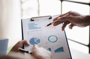 Tartışmalara, iş toplantılarına, şirket satış toplantılarına katılan insan grupları, şirket performansının özeti ve beyin fırtınası. İş stratejisi yönetim kavramı.