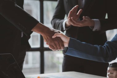 İş yatırımcıları el ele tutuşuyor, iki işadamı iş konusunda hemfikir ve başarılı bir pazarlıktan sonra el sıkışıyor. El sıkışmak Batının selamlaması ya da kutlamasıdır..