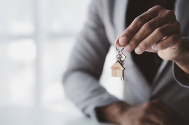 Ev satış temsilcileri ve satış temsilcileri projedeki evleri görmek isteyen müşterilere projede konut detaylarını tavsiye ediyorlar. Gayrimenkul ticareti.