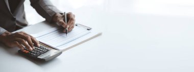 İşadamları, sorunları analiz etmek ve bilgiyi bir ortakla toplantıya getirmeden önce çözüm bulmak için şirketin mali belgelerine bakıyorlar. Mali konsept.