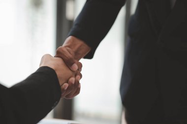 İş yatırımcıları el ele tutuşuyor, iki işadamı iş konusunda hemfikir ve başarılı bir pazarlıktan sonra el sıkışıyor. El sıkışmak Batının selamlaması ya da kutlamasıdır..