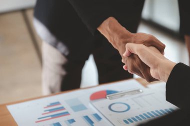 İş yatırımcıları el ele tutuşuyor, iki işadamı iş konusunda hemfikir ve başarılı bir pazarlıktan sonra el sıkışıyor. El sıkışmak Batının selamlaması ya da kutlamasıdır..