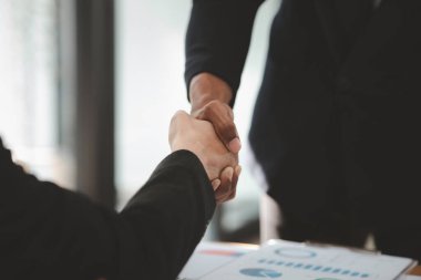 İş yatırımcıları el ele tutuşuyor, iki işadamı iş konusunda hemfikir ve başarılı bir pazarlıktan sonra el sıkışıyor. El sıkışmak Batının selamlaması ya da kutlamasıdır..