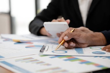 Satış departmanı bunu bölüm müdürüne götürmek için aylık bir toplantı yapıyor. Müdüre götürmeden önce hazırlanan belgelerin doğruluğunu kontrol ediyorlar.