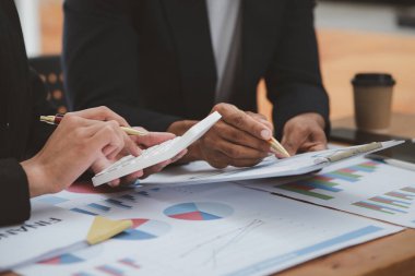 Satış departmanı bunu bölüm müdürüne götürmek için aylık bir toplantı yapıyor. Müdüre götürmeden önce hazırlanan belgelerin doğruluğunu kontrol ediyorlar.