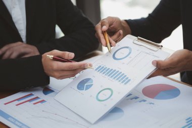 Satış departmanı bunu bölüm müdürüne götürmek için aylık bir toplantı yapıyor. Müdüre götürmeden önce hazırlanan belgelerin doğruluğunu kontrol ediyorlar.