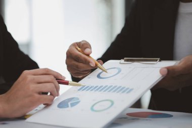 Satış departmanı bunu bölüm müdürüne götürmek için aylık bir toplantı yapıyor. Müdüre götürmeden önce hazırlanan belgelerin doğruluğunu kontrol ediyorlar.