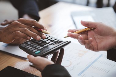 Satış departmanı bunu bölüm müdürüne götürmek için aylık bir toplantı yapıyor. Müdüre götürmeden önce hazırlanan belgelerin doğruluğunu kontrol ediyorlar.