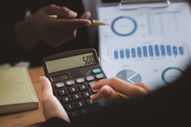 Satış departmanı bunu bölüm müdürüne götürmek için aylık bir toplantı yapıyor. Müdüre götürmeden önce hazırlanan belgelerin doğruluğunu kontrol ediyorlar.