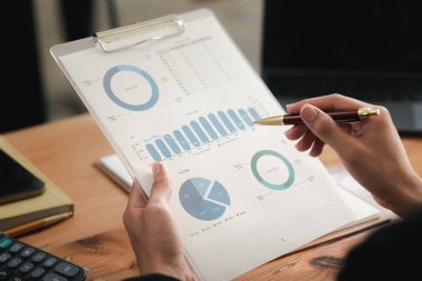 Satış departmanı bunu bölüm müdürüne götürmek için aylık bir toplantı yapıyor. Müdüre götürmeden önce hazırlanan belgelerin doğruluğunu kontrol ediyorlar.