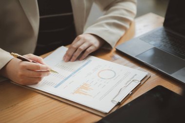 Satış departmanı bunu bölüm müdürüne götürmek için aylık bir toplantı yapıyor. Müdüre götürmeden önce hazırlanan belgelerin doğruluğunu kontrol ediyorlar.