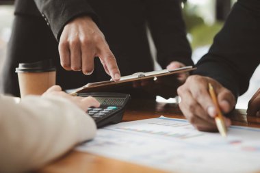 Satış departmanı bunu bölüm müdürüne götürmek için aylık bir toplantı yapıyor. Müdüre götürmeden önce hazırlanan belgelerin doğruluğunu kontrol ediyorlar.