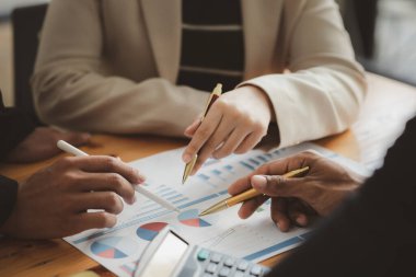 Satış departmanı bunu bölüm müdürüne götürmek için aylık bir toplantı yapıyor. Müdüre götürmeden önce hazırlanan belgelerin doğruluğunu kontrol ediyorlar.