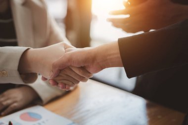 İş yatırımcıları el ele tutuşuyor, iki işadamı iş konusunda hemfikir ve başarılı bir pazarlıktan sonra el sıkışıyor. El sıkışmak Batının selamlaması ya da kutlamasıdır..