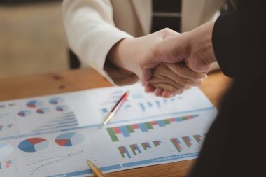 İş yatırımcıları el ele tutuşuyor, iki işadamı iş konusunda hemfikir ve başarılı bir pazarlıktan sonra el sıkışıyor. El sıkışmak Batının selamlaması ya da kutlamasıdır..