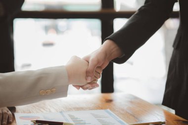 İş yatırımcıları el ele tutuşuyor, iki işadamı iş konusunda hemfikir ve başarılı bir pazarlıktan sonra el sıkışıyor. El sıkışmak Batının selamlaması ya da kutlamasıdır..