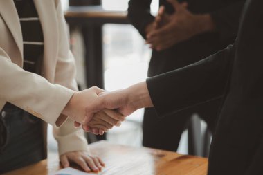 İş yatırımcıları el ele tutuşuyor, iki işadamı iş konusunda hemfikir ve başarılı bir pazarlıktan sonra el sıkışıyor. El sıkışmak Batının selamlaması ya da kutlamasıdır..