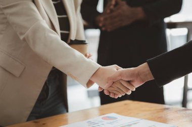 İş yatırımcıları el ele tutuşuyor, iki işadamı iş konusunda hemfikir ve başarılı bir pazarlıktan sonra el sıkışıyor. El sıkışmak Batının selamlaması ya da kutlamasıdır..