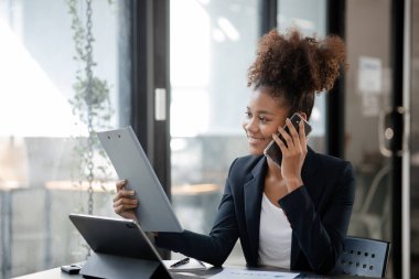Ofiste telefonda oturan Amerikalı bir kadın, bir şirket çalışanı, yeni nesil konseptiyle şirketi genç nesil operasyonları yönetiyor. Şirket yönetimi kavramı