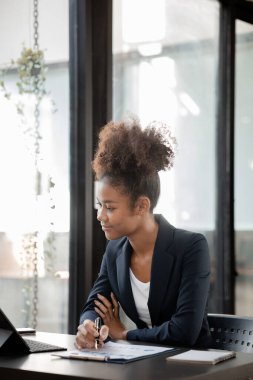 Amerikalı bir kadın bir girişim şirketinde çalışıyor, bir şirket çalışanı, genç nesil işletmeleri yeni nesil kavramı ile şirketi yönetiyor. Şirket yönetimi kavramı