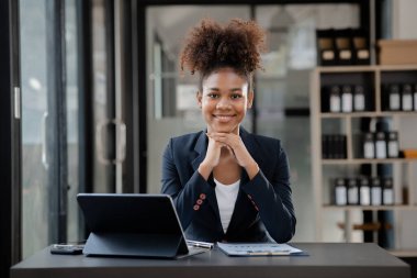 Amerikalı bir kadın bir girişim şirketinde çalışıyor, bir şirket çalışanı, genç nesil işletmeleri yeni nesil kavramı ile şirketi yönetiyor. Şirket yönetimi kavramı