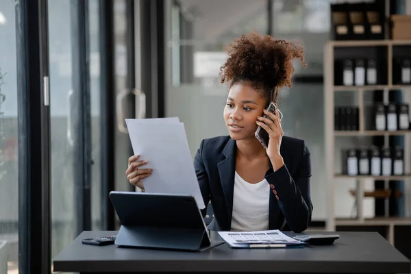 オフィスの電話に座っているアメリカ人女性は 彼女は会社の従業員であり 若い世代の事業は 新世代の概念で会社を運営しています 経営の考え方 — ストック写真