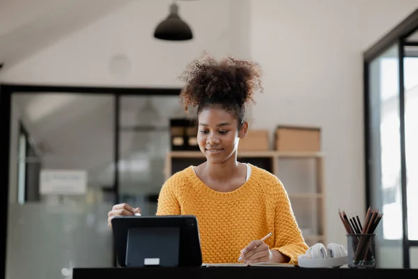 Amerikanische Teenager Frau Sitzt Büro Mit Laptop Sie Ist Eine — Stockfoto
