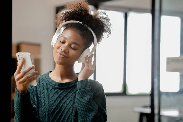 American Woman Standing Headphones Her Room She Resting Listening Music — Stockfoto