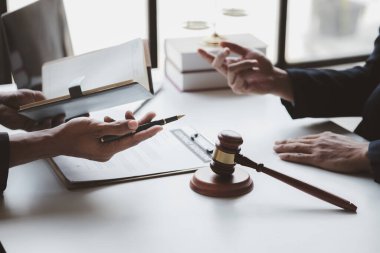 Müvekkillere ifade verecek avukat kavramları ve davalarda danışmanlık yapmak, hukuki yardım sağlamak, hukuku ve adaleti korumak, şeffaflıkla devam etmek, davaları mahkemede savunmak için avukatlar..