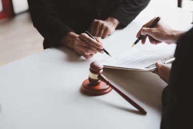 Müvekkillere ifade verecek avukat kavramları ve davalarda danışmanlık yapmak, hukuki yardım sağlamak, hukuku ve adaleti korumak, şeffaflıkla devam etmek, davaları mahkemede savunmak için avukatlar..